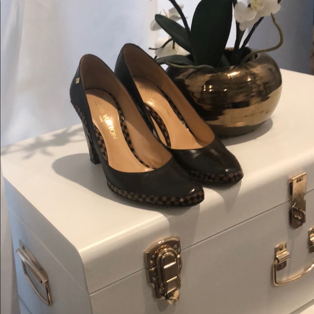 Louis Vuitton brown tan Damier pumps
